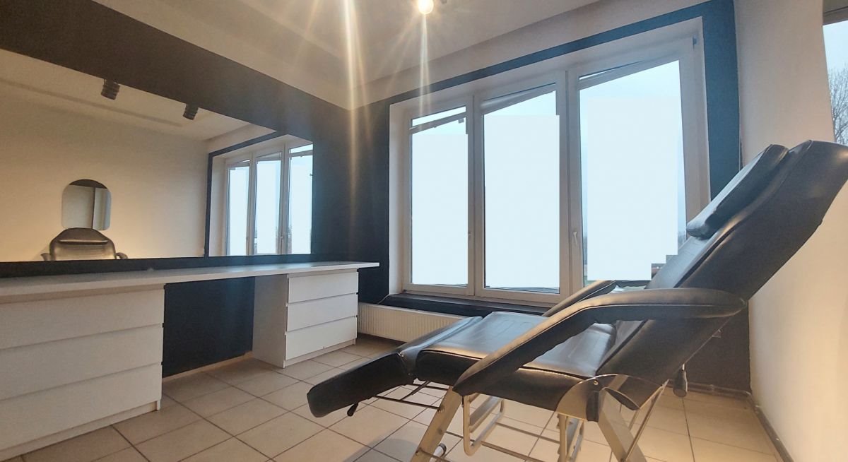 Lokal 48m² z witrynami, parking, blisko metro Warszawa, Targówek  48m2 Foto 1