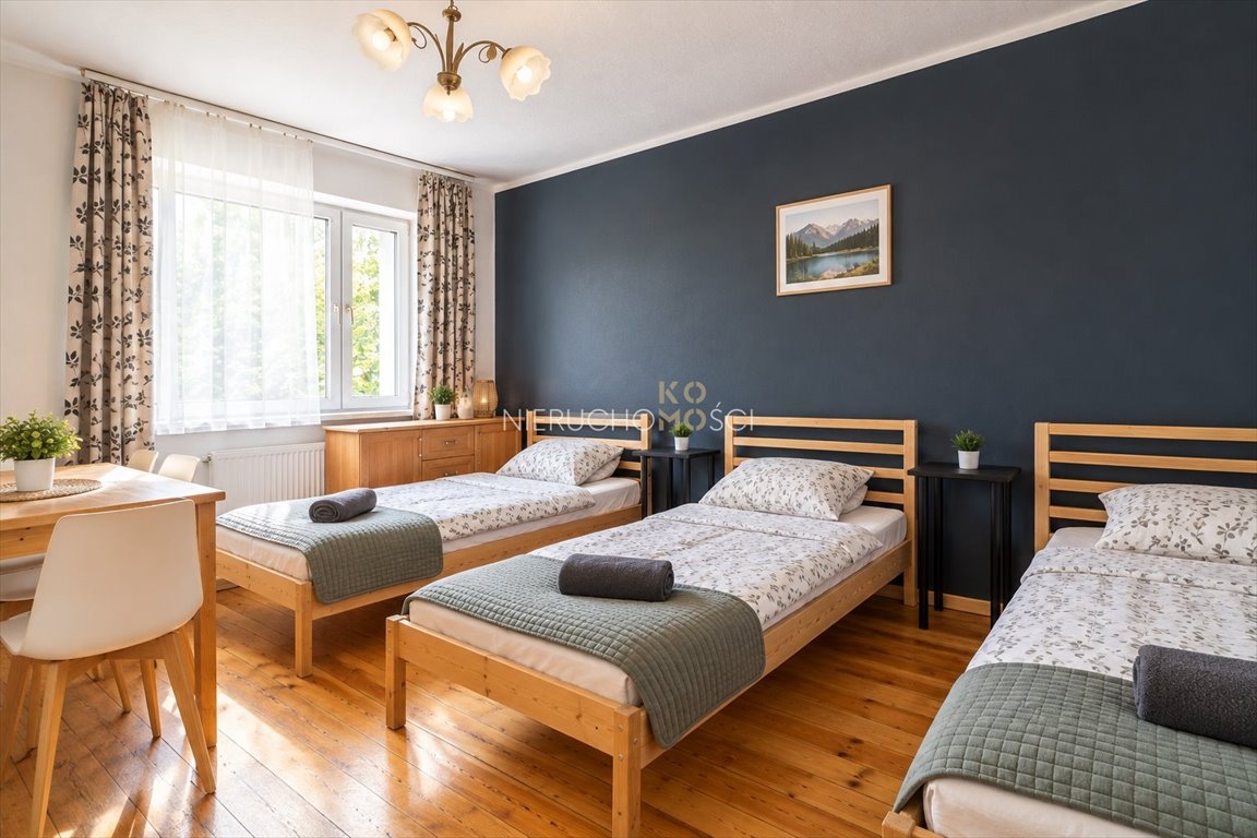 Do sprzedania przestronny dom 210 m² z 10 pokojami w Radwanicach Radwanice  210m2 Foto 1