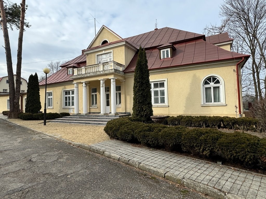 Zabytkowy dwór z potencjałem inwestycyjnym - Przeworsk Przeworsk, Marii Curie-Skłodowskiej  1 164m2 Foto 1