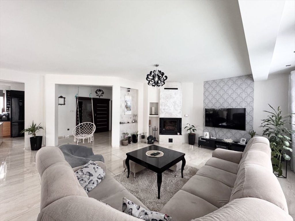 Przestronny dom 289 m² z garażem, kominkiem i ogrzewaniem podłogowym Kielanówka  289m2 Foto 1
