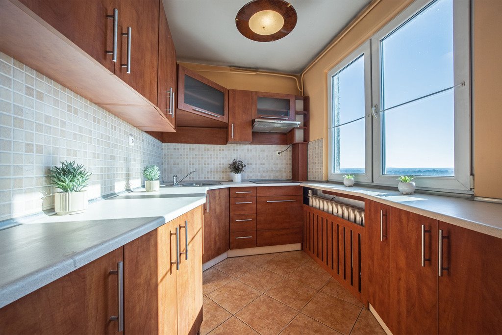 Przestronne 38,5 m² na ostatnim piętrze z pomieszczeniem gospodarczym Pabianice, Władysława Broniewskiego  39m2 Foto 1