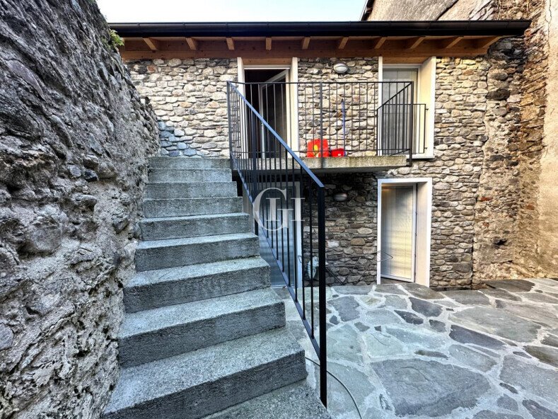 Urokliwy dom nad jeziorem Como z ogrodem i piwnicą Włochy, Domaso  88m2 Foto 1