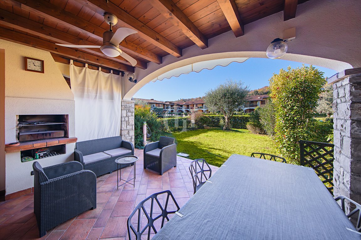 Dwupoziomowe mieszkanie z ogrodem i basenem w Manerba del Garda Włochy, Manerba del Garda  78m2 Foto 1