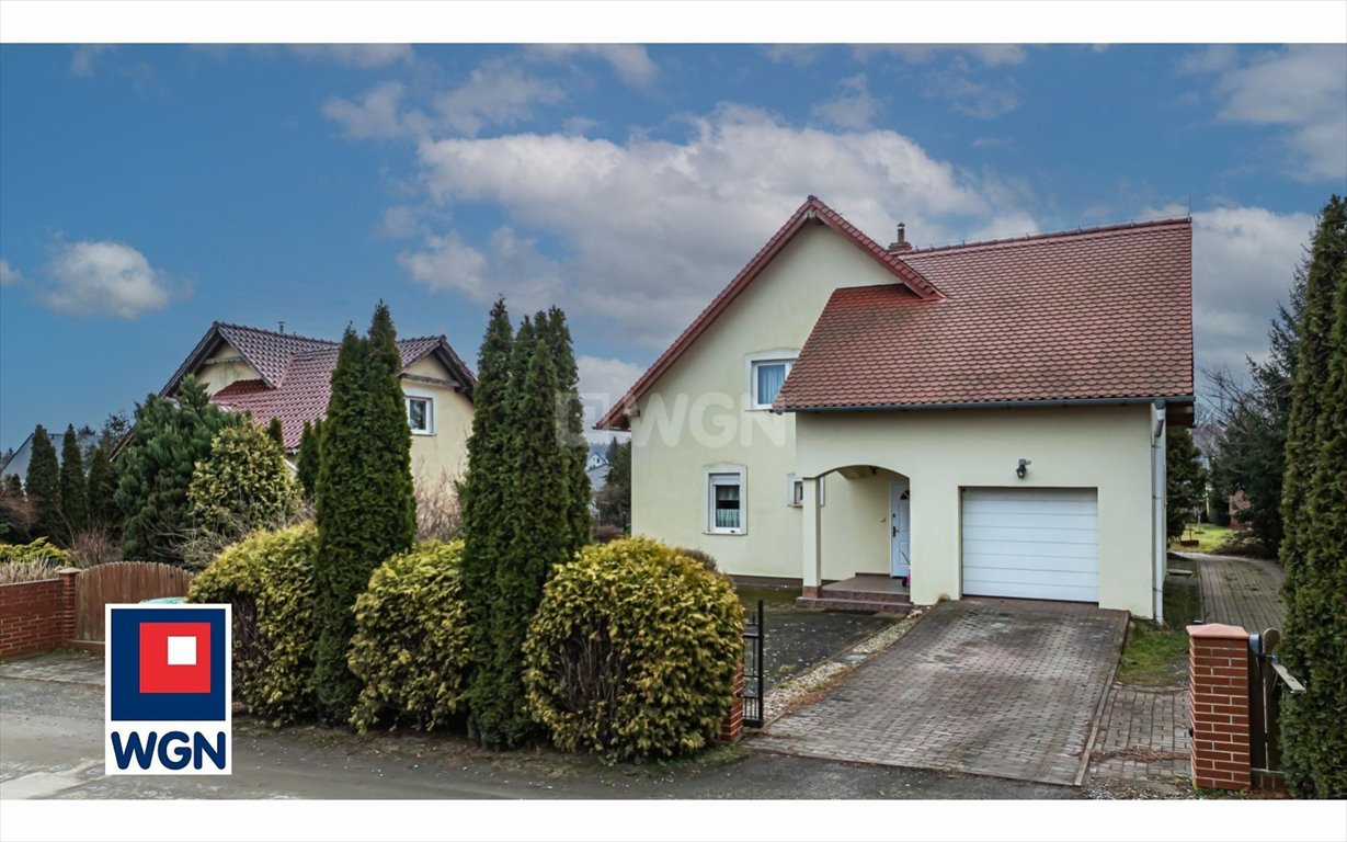 Przestronny dom z 3 garażami i fotowoltaiką w Łaziskach Łaziska, Centrum  129m2 Foto 1