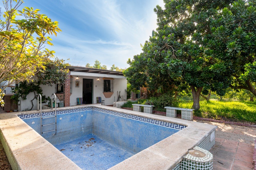 Urokliwy dom z prywatnym basenem i ogrodem w Nerja Hiszpania, Nerja  54m2 Foto 1