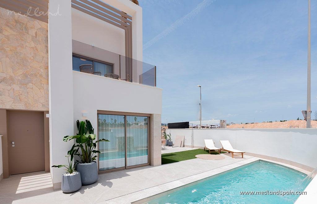 Nowoczesny dom z prywatnym basenem i panoramicznym solarium Hiszpania, Los Alcázares  110m2 Foto 1