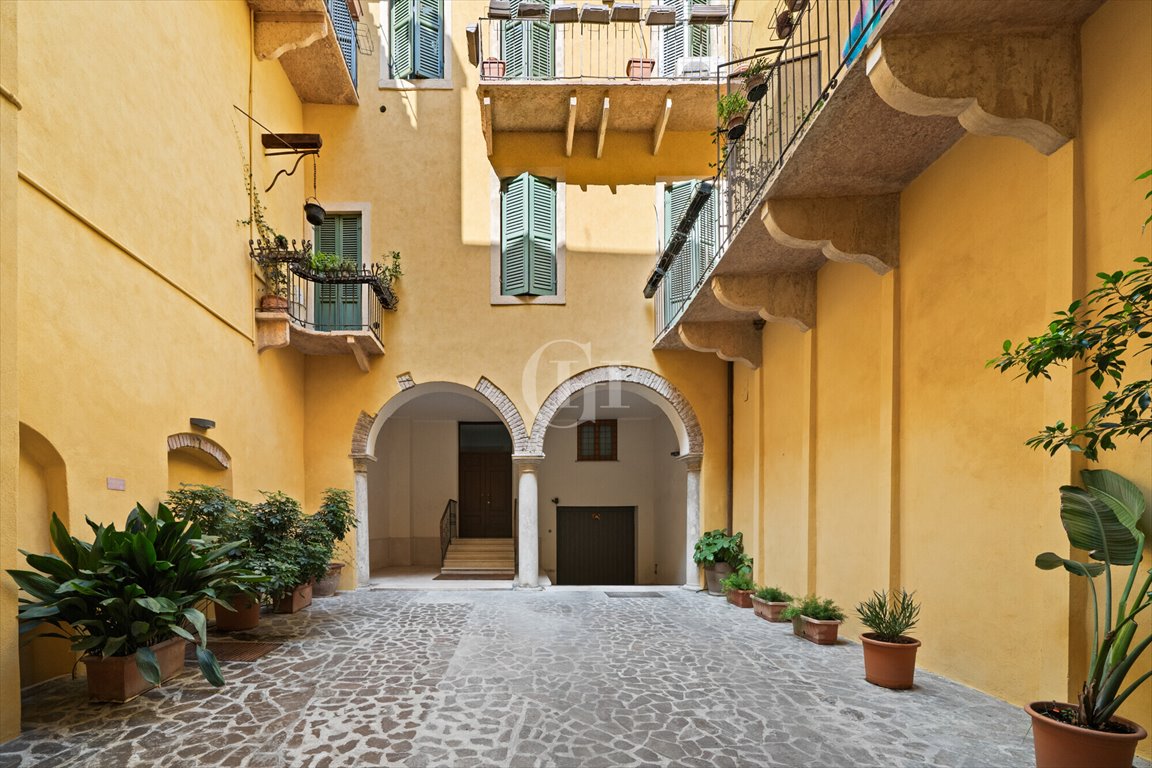 Na sprzedaż odnowione mieszkanie 76 m² z freskiem w Weronie Włochy, Verona  76m2 Foto 1