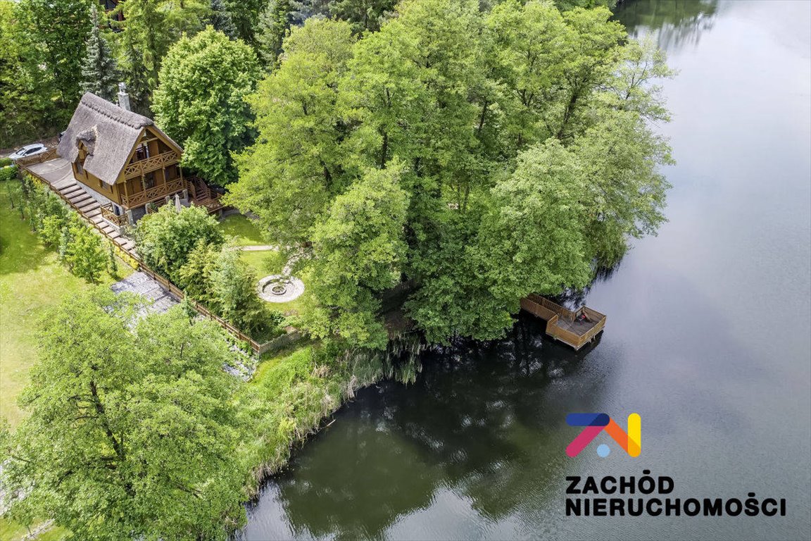 Urokliwy dom nad jeziorem z własnym pomostem i sauną Jeziorna, Osiedle Akacjowe  84m2 Foto 1