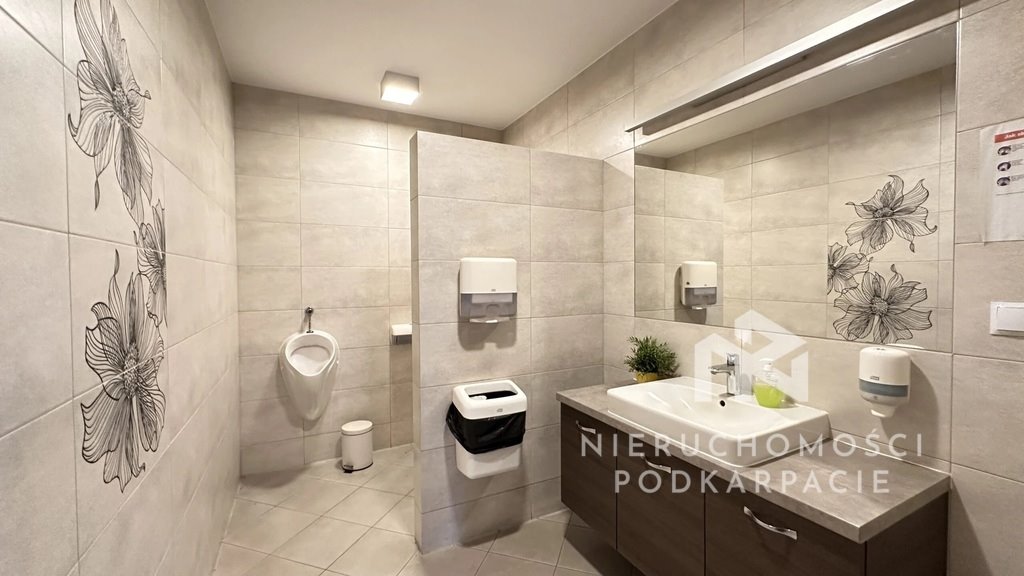 Przestronny magazyn 1572 m² z biurem i rozbudowaną infrastrukturą Nisko, Nowa - Boczna  1 572m2 Foto 1