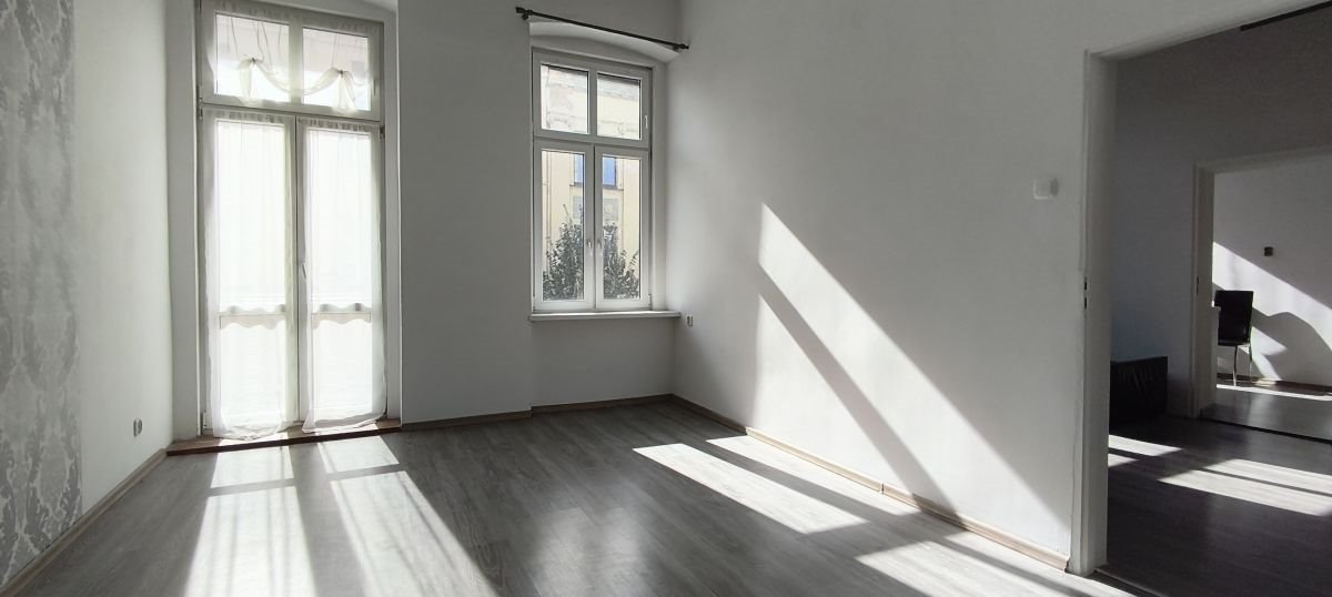 Przestronne 82 m2 w sercu Gniezna z potencjałem biznesowym Gniezno  82m2 Foto 1