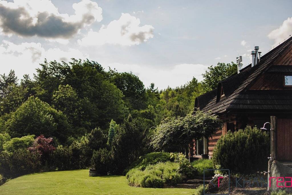Ekskluzywna chata z kortem i 331 m2 na 1,8 ha w Beskidach Stróża  331m2 Foto 1