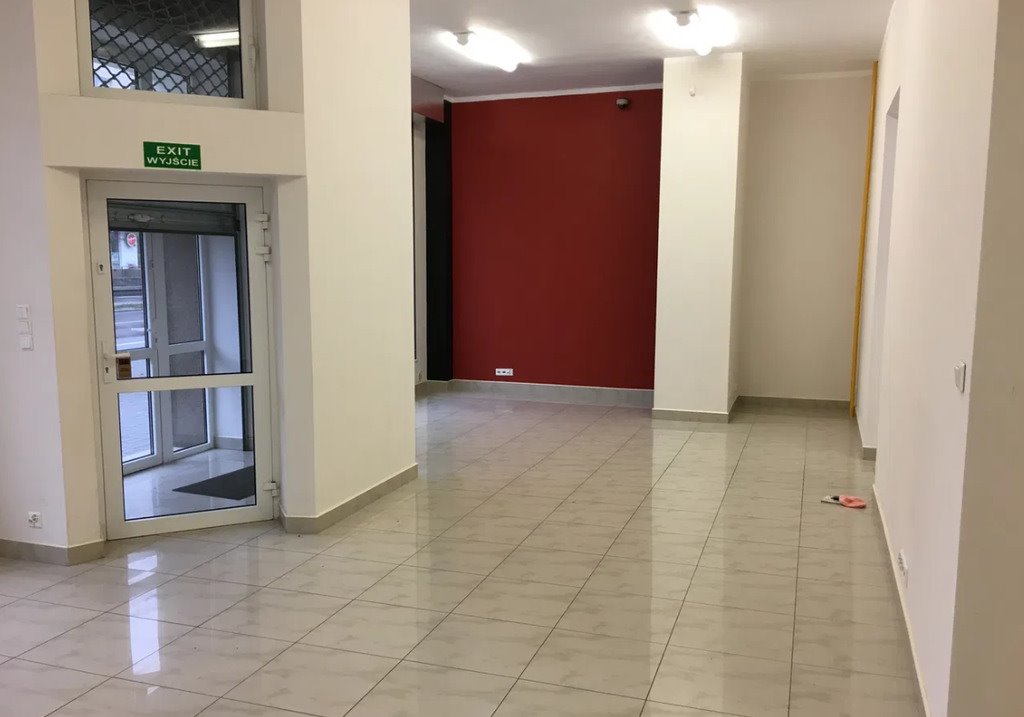 Lokal użytkowy 94 m2 z dużymi witrynami i parkingiem Gdynia, Śląska  94m2 Foto 1