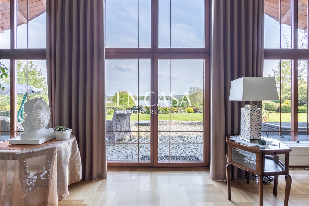 Dom nad jeziorem z prywatnym stawem i 3 tarasami Morawy  496m2 Foto 1