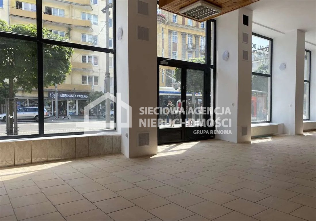 Lokal usługowy 115 m2 w sercu Gdyni z witrynami Gdynia, Śródmieście  115m2 Foto 1