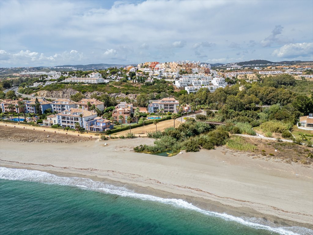 Ekskluzywna villa przy plaży z prywatnym ogrodem i basenem Hiszpania, Bahia de Casares - La Perla de la Bahía, Bahia de Casares - La Perla de la Bahía  494m2 Foto 1