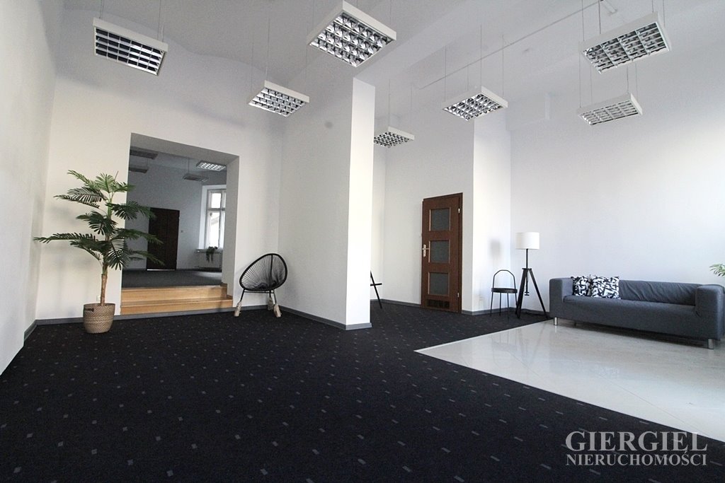 Lokal 80 m2 w centrum Rzeszowa z witrynami i łazienkami. Rzeszów, Śródmieście  80m2 Foto 1