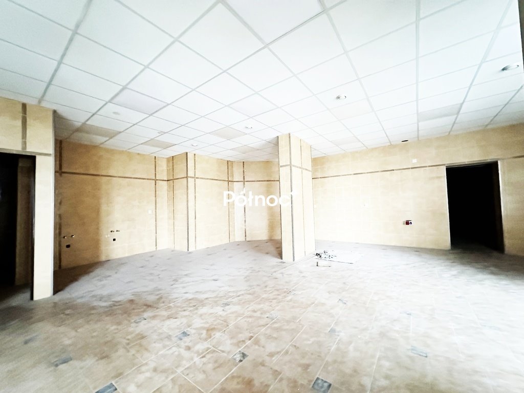 Lokal 110 m2 z witrynami i parkingiem na Osiedlu Olkusz  110m2 Foto 1