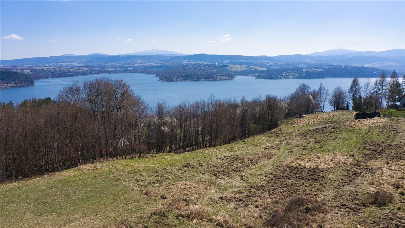 Widokowa działka 1300 m² pod lasem z mediami w Tresnej Tresna  1 300m2 Foto 1