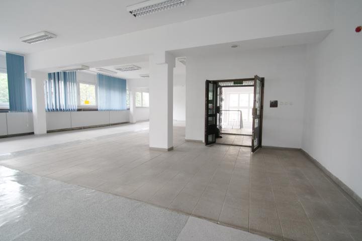 Wynajmę przestronny lokal usługowy 692 m² z salami i biurami w Opolu Opole, Os. ZWM  692m2 Foto 1