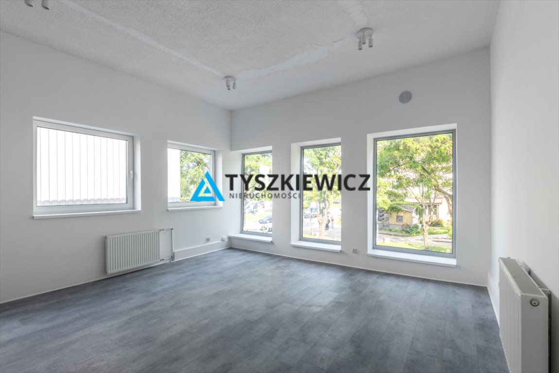 Lokal użytkowy w centrum Rumi, po remoncie, z dużymi możliwościami aranżacji Rumia, Starowiejska  107m2 Foto 1