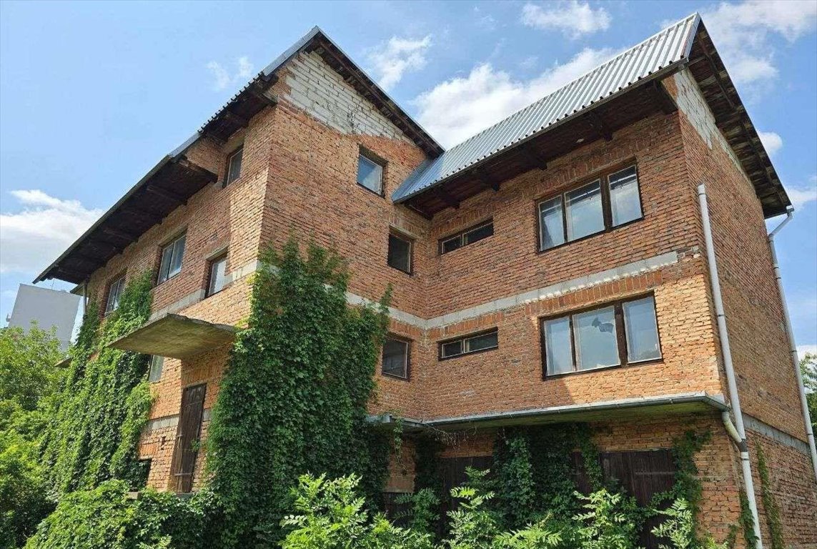 Krosno, 436 m2 – potencjał inwestycyjny, 16 pokoi Krosno  436m2 Foto 1