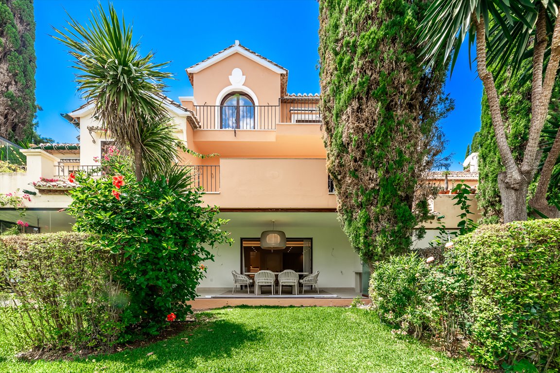 Ekskluzywny dom szeregowy przy plaży z widokiem na morze Hiszpania, Malaga, Estepona, Urbanizacion Presidente Beach 17  255m2 Foto 1