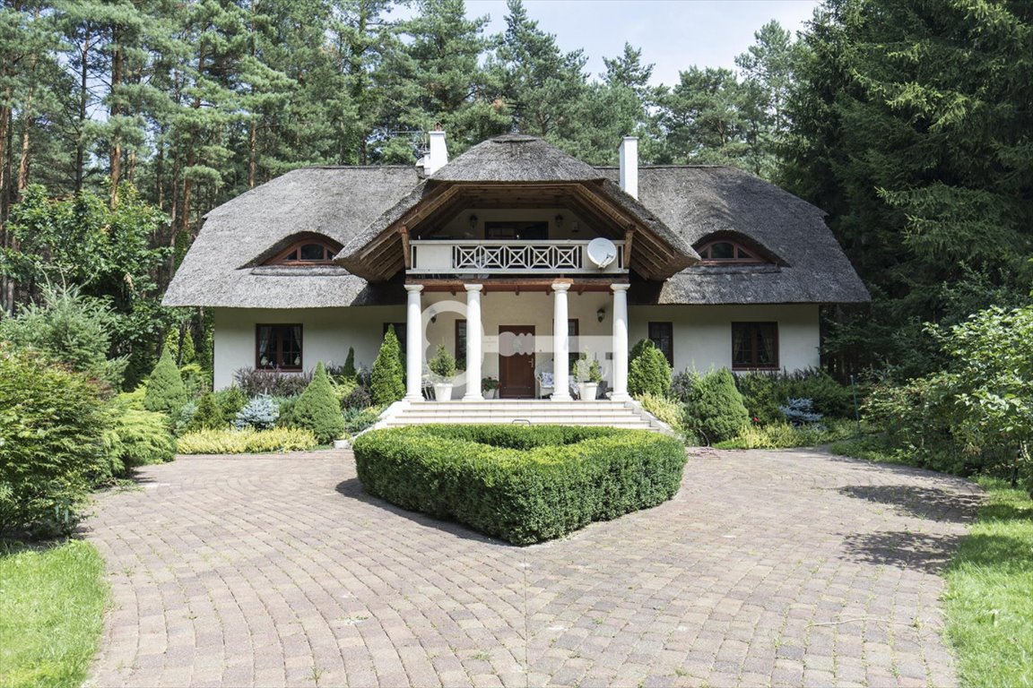 Ekskluzywny dom z jeziorkiem i starodrzewem w Emowie Emów  330m2 Foto 1