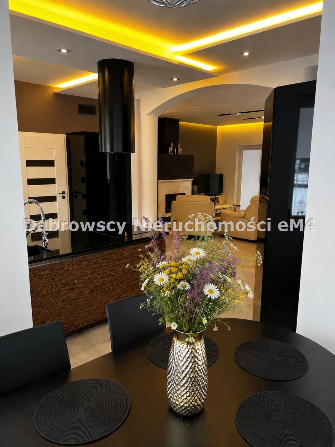 Polecam elegancki dom 252 m² z ogrodem i garażem w Lewickiem Lewickie  252m2 Foto 1