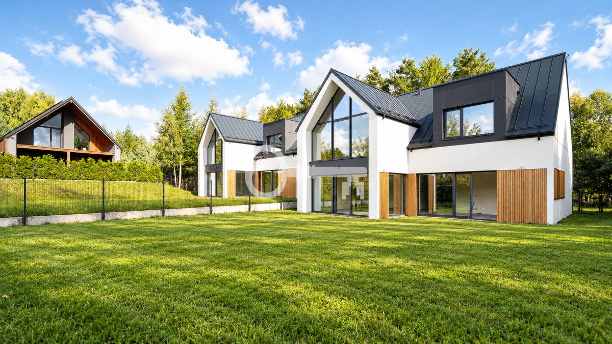Zapraszam do obejrzenia nowoczesnego domu 245 m² z panoramicznymi przeszkleniami Bojano, Rumiankowa  245m2 Foto 1