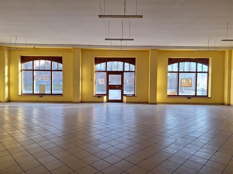 Sprzedam przestronny lokal 185 m² z witrynami i parkingiem Darłowo, Ojca Damiana Tynieckiego  200m2 Foto 1