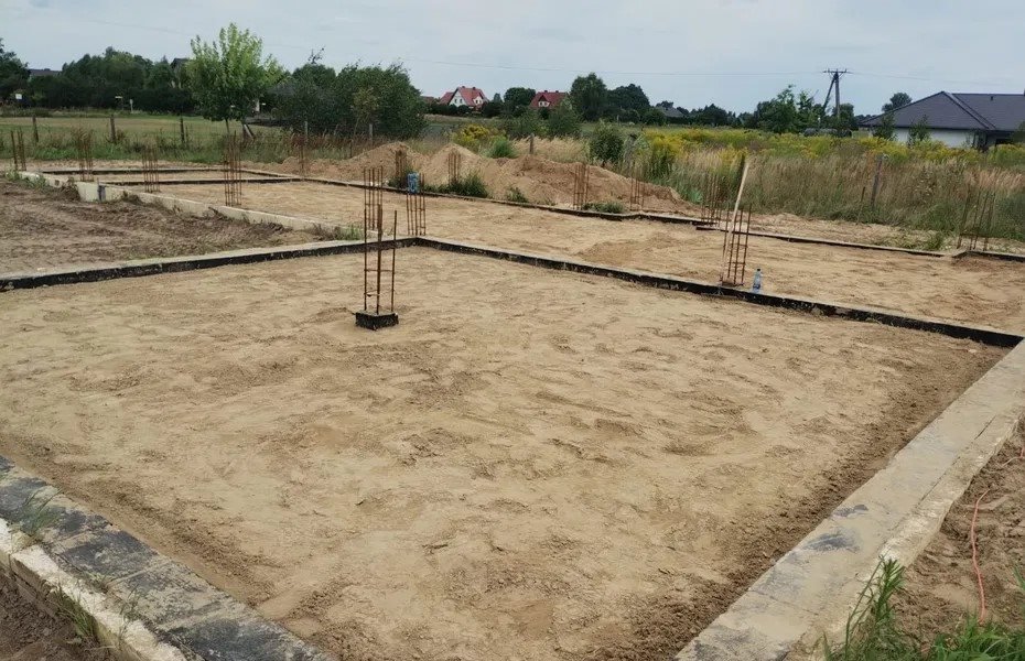 Dwie działki budowlane z rozpoczętą budową domu w Santocku Santocko, Polna  2 500m2 Foto 1