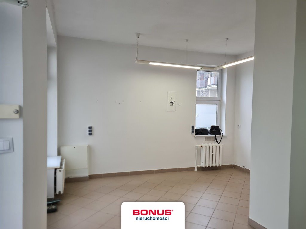 Lokal na Bukowym z witrynami, alarmem i dwoma wejściami Szczecin, Os. Bukowe  26m2 Foto 1