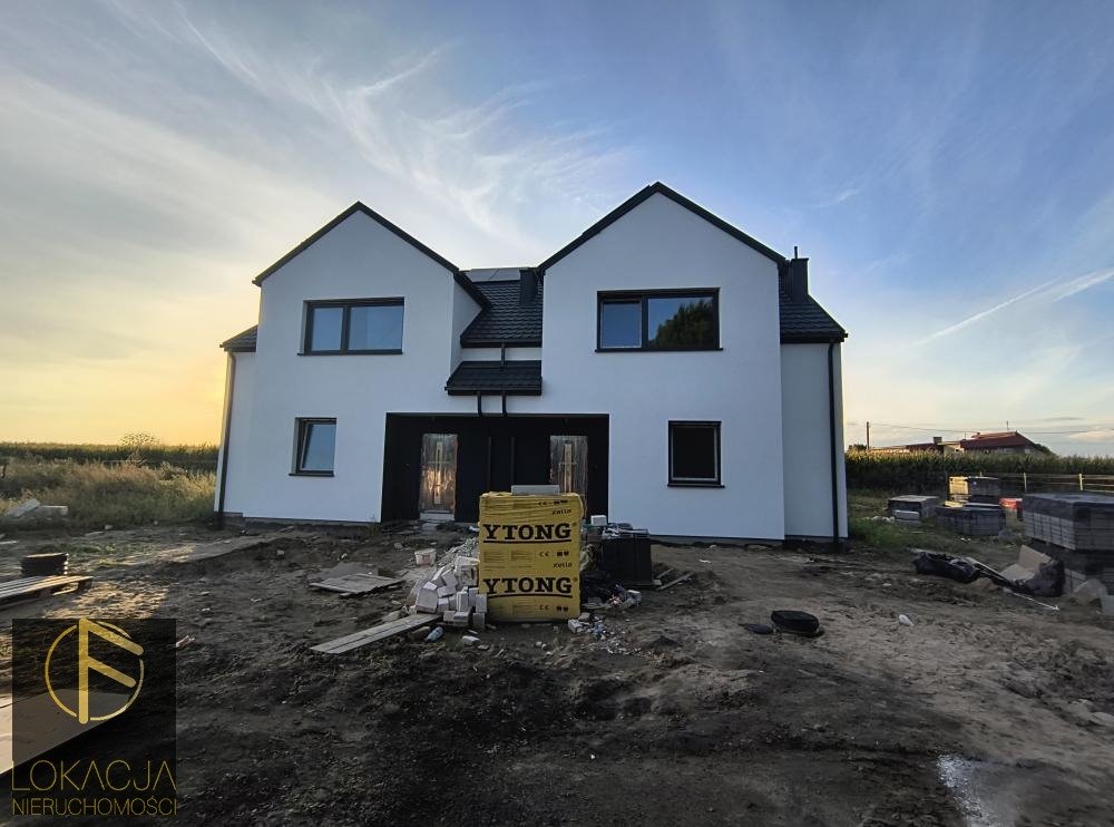 Zapraszam do nowoczesnego domu 159 m² z ogródkiem w Piotrowie Piotrów  159m2 Foto 1