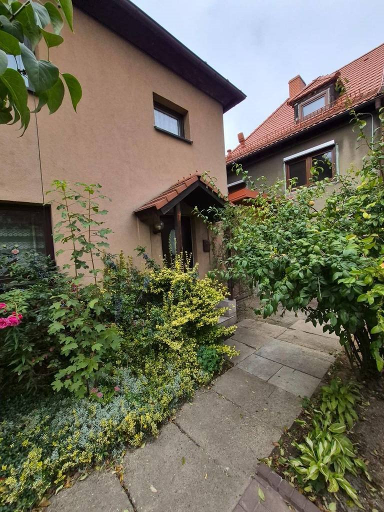 Urokliwy dom bliźniak z zabytkowymi meblami i dużym poddaszem. Bytom, Piotra Woźniaka  88m2 Foto 1
