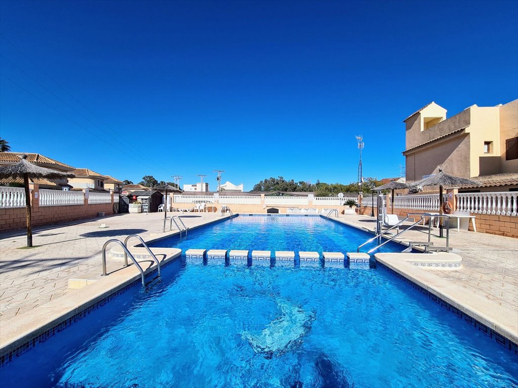 Dwupoziomowe mieszkanie z tarasem i basenem w Punta Prima Hiszpania, Punta Prima, Costa Blanca  65m2 Foto 1