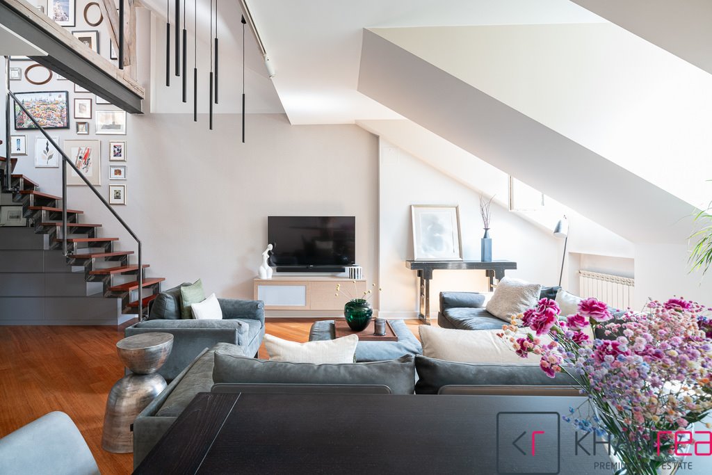 Eleganckie 63 m² w sercu Warszawy z antresolą i wysokim sufitem Warszawa, Śródmieście  63m2 Foto 1