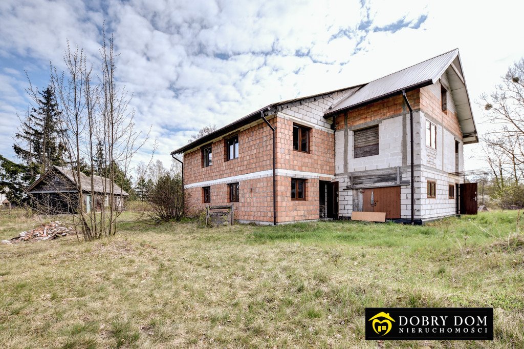 Polecam przestronny dom surowy z dużym potencjałem na 5900 m² działki Strabla  260m2 Foto 1