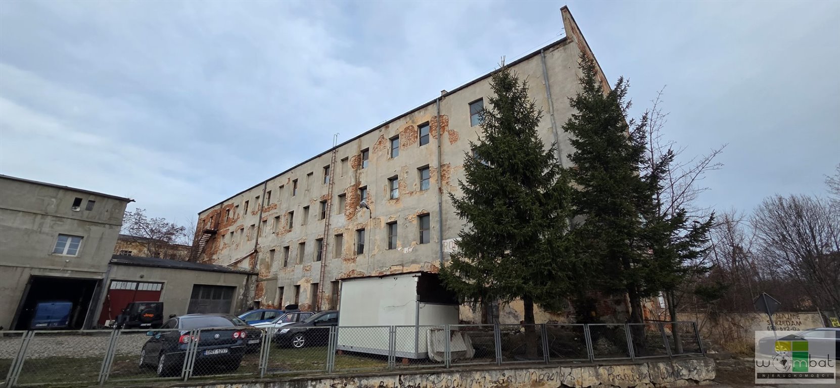 Inwestycyjny obiekt w Pieszycach – 2470 m², blisko tras, odnowiony dach Pieszyce  2 471m2 Foto 1