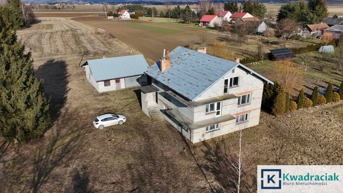 Dom z dużą działką i garażem w stanie surowym - polecam! Moderówka  180m2 Foto 1