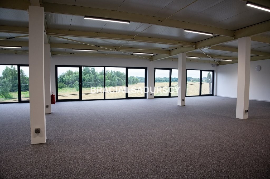 Nowoczesny lokal 260 m2 z witrynami, klimatyzacją i parkingiem Liszki, Liszki, Liszki, Liszki  260m2 Foto 1