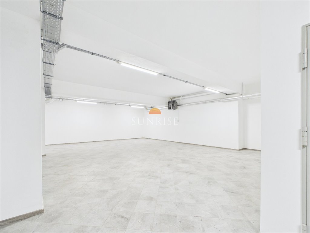 Wynajmę dużą przestrzeń 420 m² w Zębie z dużym parkingiem Ząb, Szlak Papieski 244  420m2 Foto 1