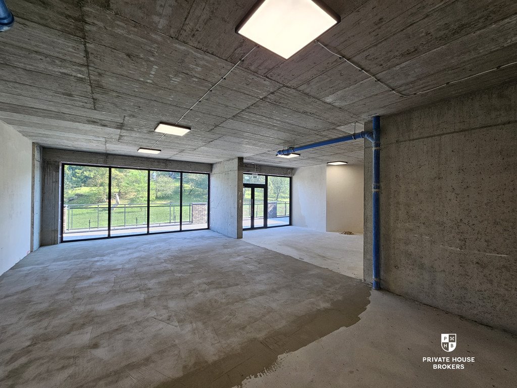 Nowoczesny lokal 664 m² z witrynami i 39 miejscami parkingowymi Kraków, Kliny, Kliny  665m2 Foto 1