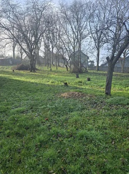 Działka budowlana z budynkiem gospodarcym, media, zielona okolica Czernichów  1 173m2 Foto 1