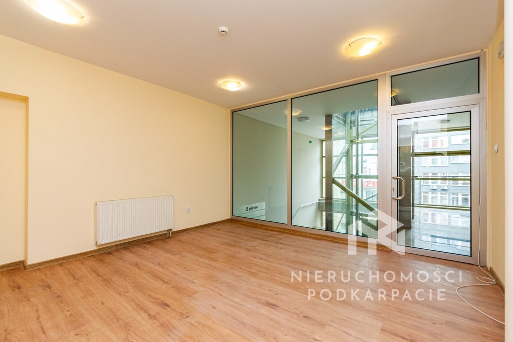 Lokal użytkowy na wynajem Rzeszów, Sokoła  62m2 Foto 1