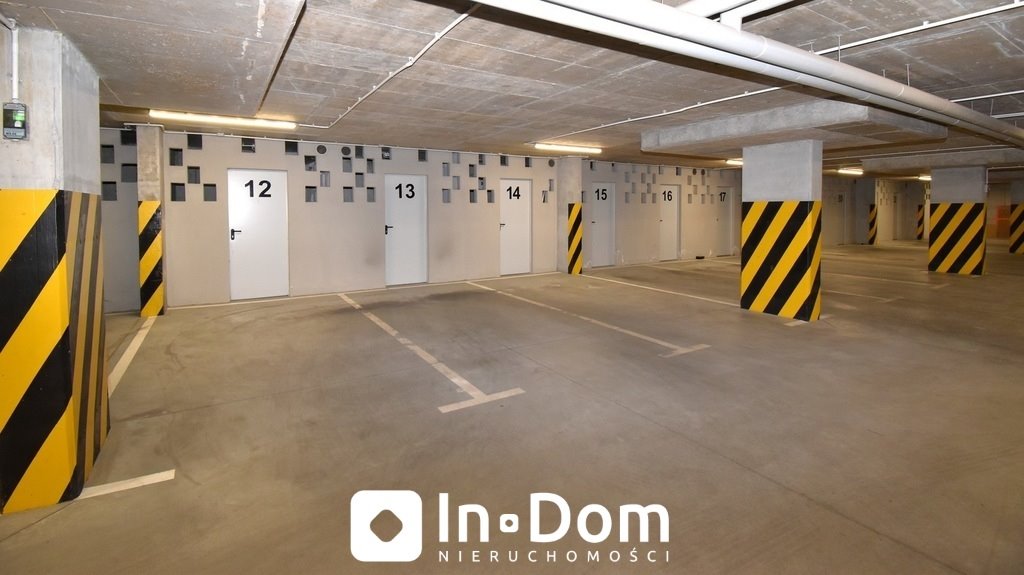 Ostatnie miejsce postojowe z komórką w hali garażowej Słupsk, Rybacka  18m2 Foto 1