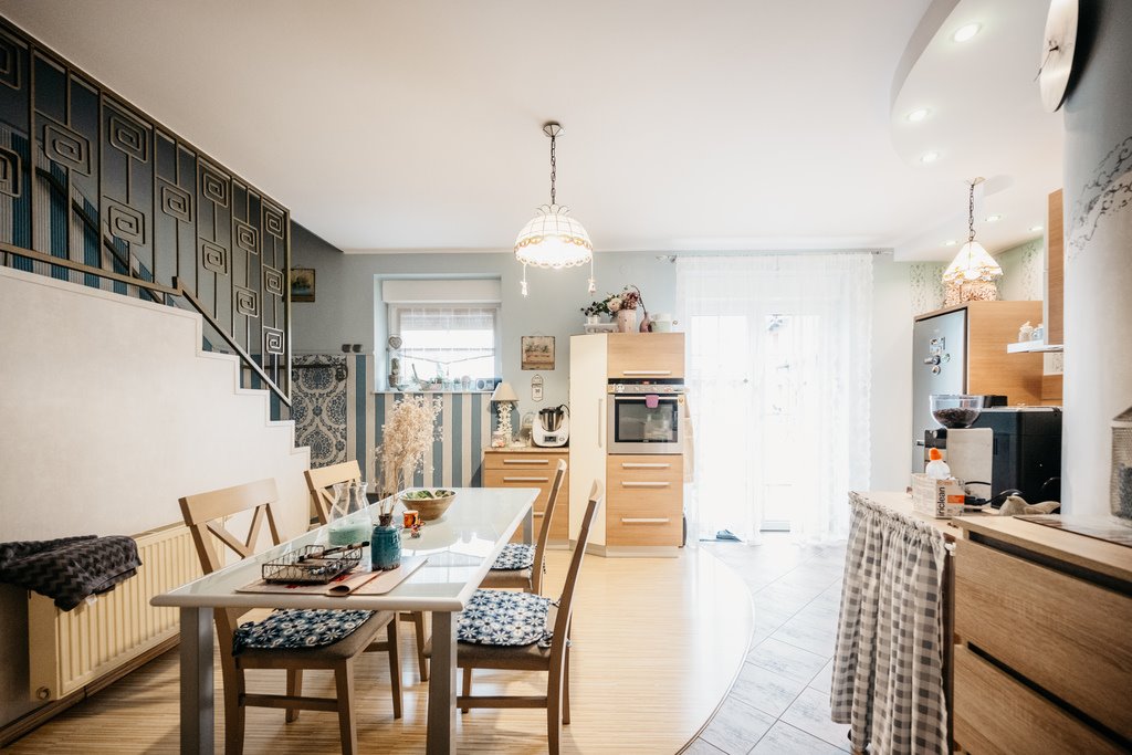 Przestronny dom z lokalem usługowym, ogród, centrum Pleszewa Pleszew, Garncarska  240m2 Foto 1