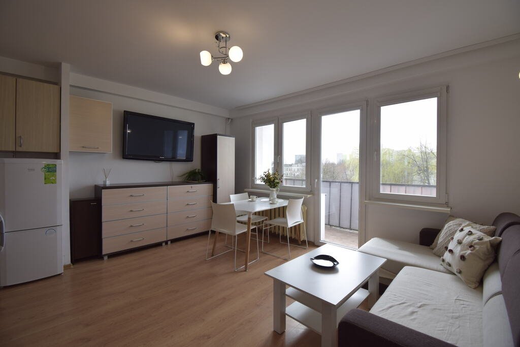 Komfortowe 2 pokoje z loggią, odświeżone, blisko usług Pabianice, ks. Piotra Skargi  37m2 Foto 1