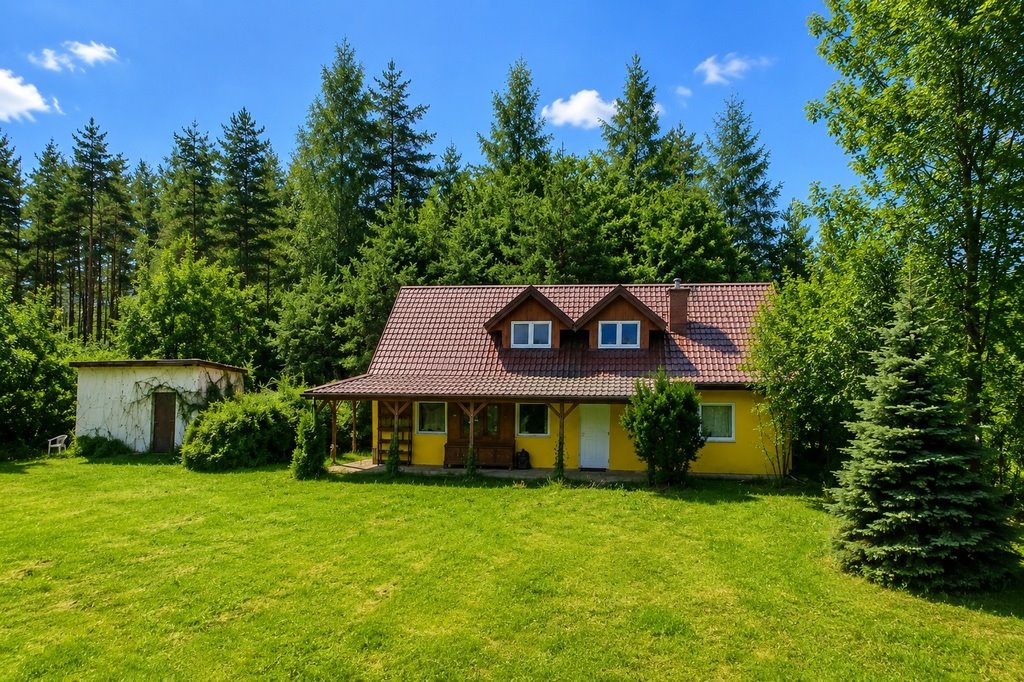 Uroczy dom z dużą działką i altaną w Czarnym Lesie Czarny Las-Kolonia  99m2 Foto 1