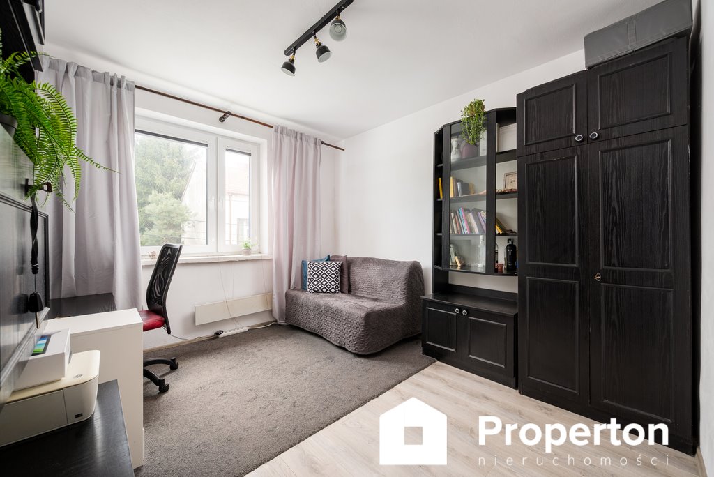 Kawalerka z oddzielną kuchnią, piwnicą i niskim czynszem Konstancin-Jeziorna, pl. Zgody  26m2 Foto 1