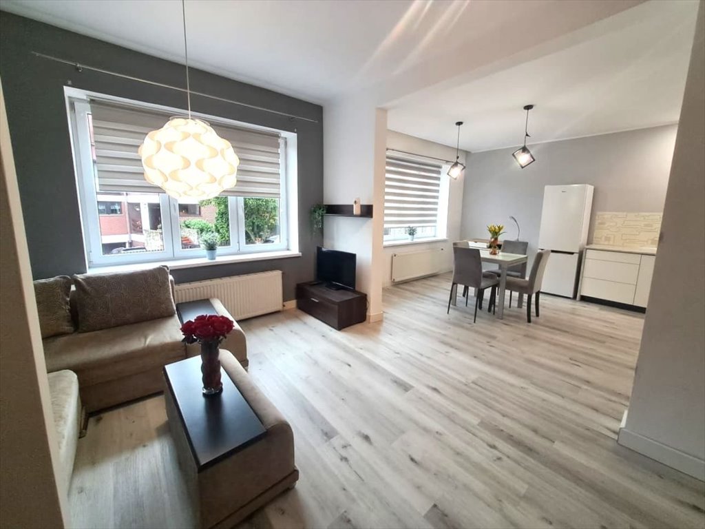 Polecam przestronne 59 m² mieszkanie na Klimzowcu z pełnym umeblowaniem Chorzów, Klimzowiec, blisko Centrum Handlowego AKS  59m2 Foto 1